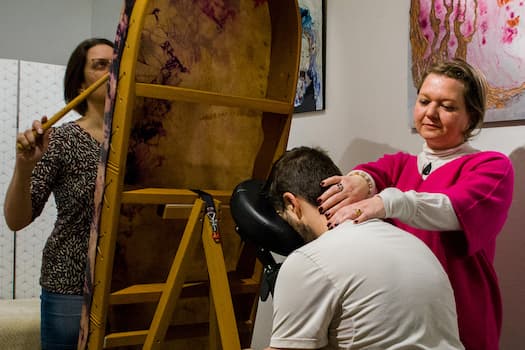 Massage EAS® et soin vibratoire au tambour Unité à Plaisir (SQY - 78) avec Marie et Floriane, séance sur chaise de massage ergonomique